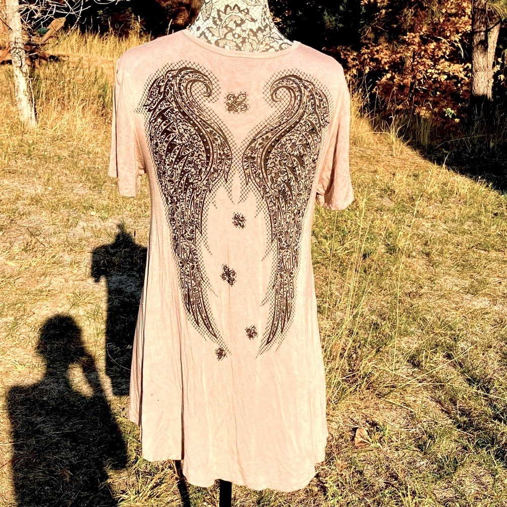 Beautiful angel winged back shirt by Vocal. Size L